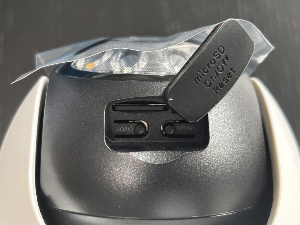 Tapo C630の背面カバーを開けたところ（microSDスロット・On/Off・Resetボタン）