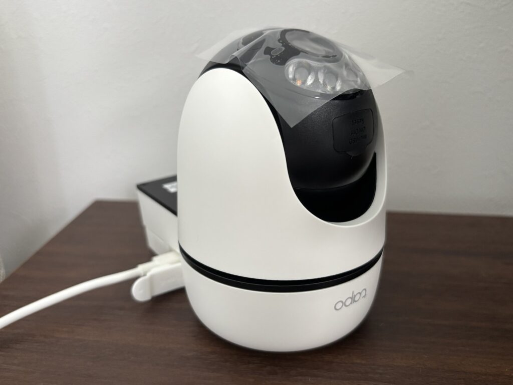 設置前に室内でUSB充電しているTapo C630