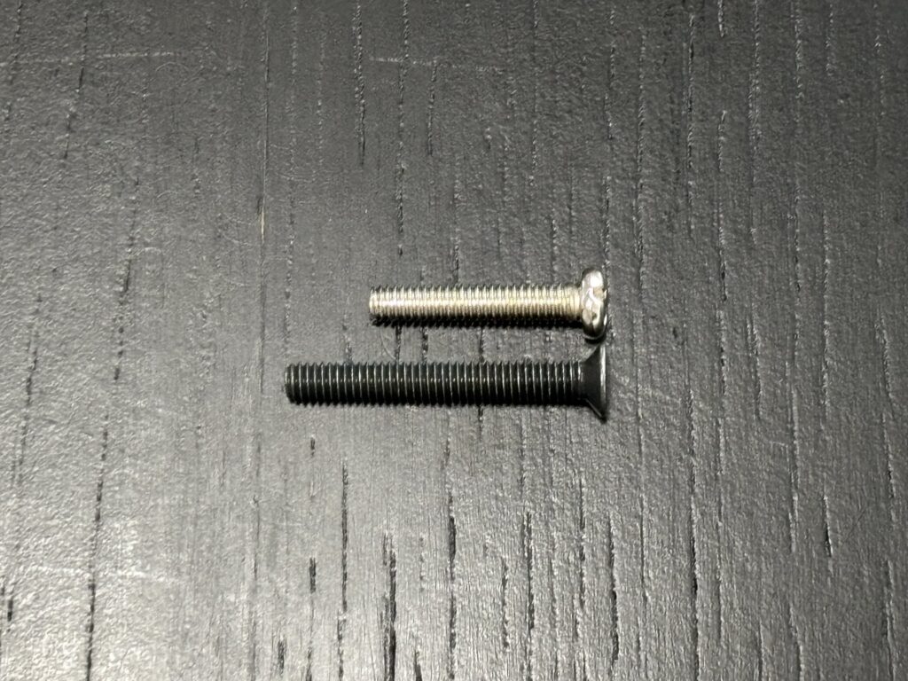 付属のネジ（銀・短い）と実際に使った長いネジ（黒）の比較