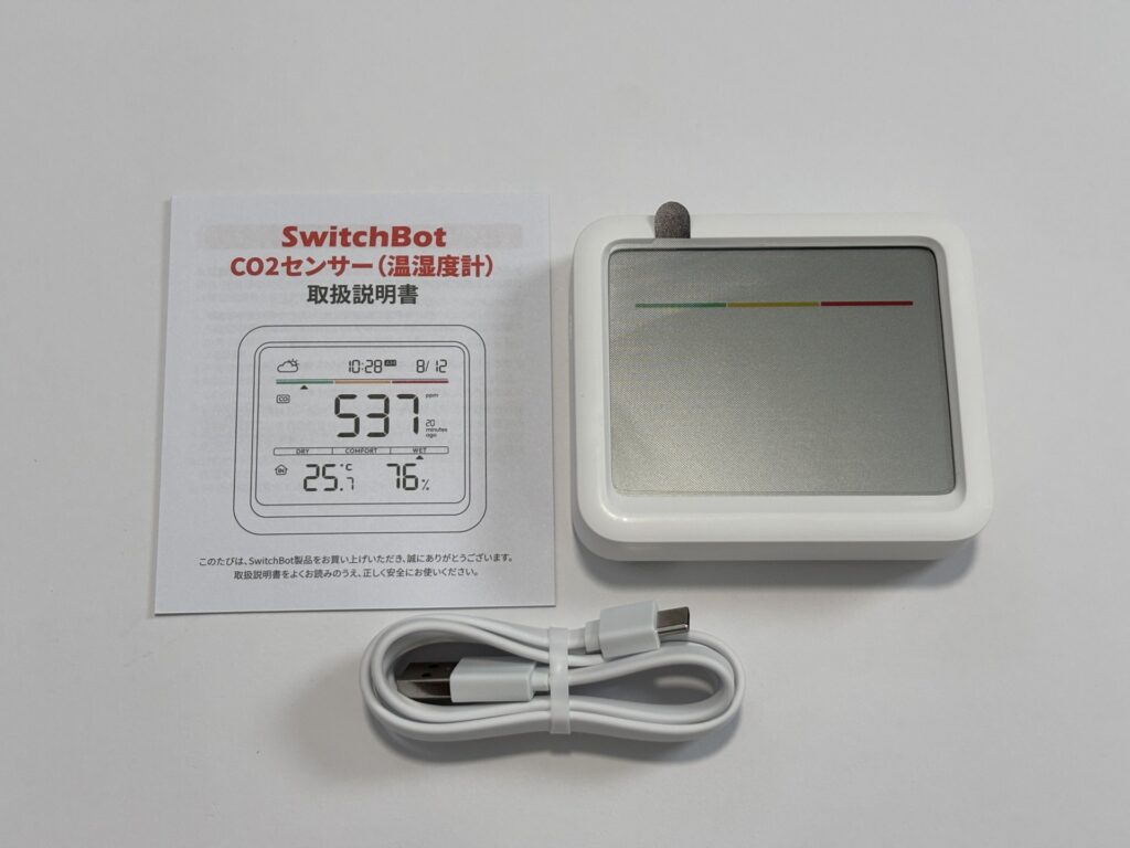 SwitchBot CO2センサーの同梱物（本体・取扱説明書・USBケーブル）