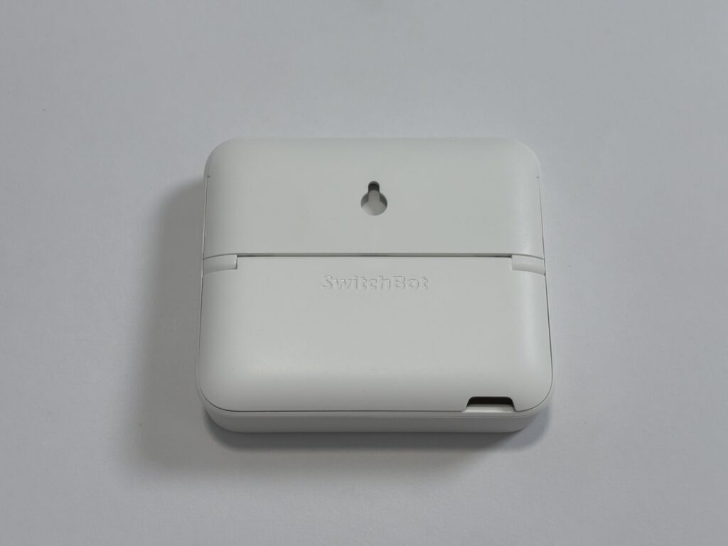 SwitchBot CO2センサーの背面（壁掛け穴とスタンド）