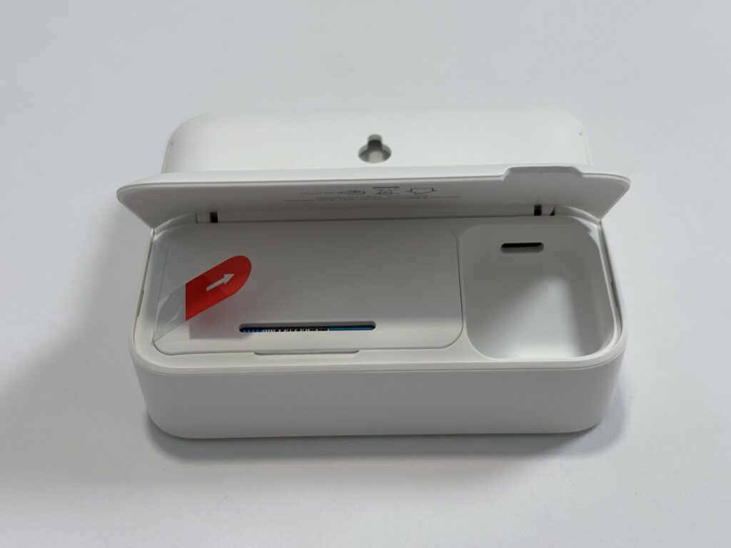 SwitchBot CO2センサーの背面カバーを開けたところ（電池部分とUSB Type-Cポート）